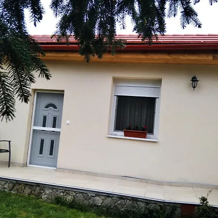 Esze Vendegszoba アパート *